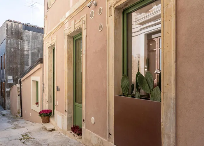 Апартаменты Vico Trigona Con Terrazza E Jacuzzi Riscaldata